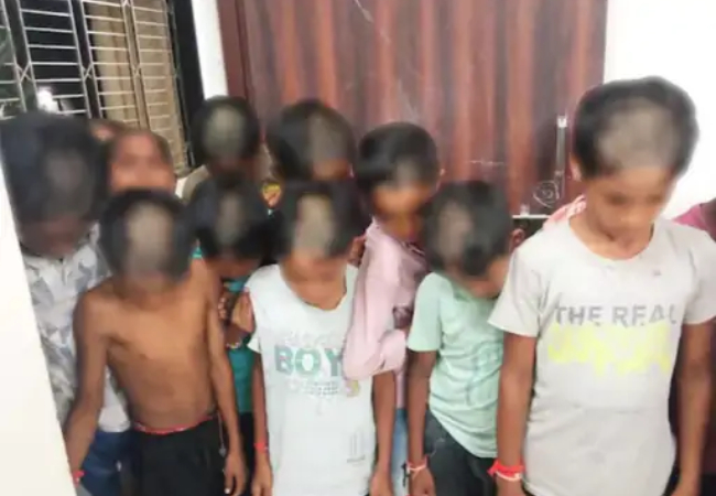 महाराष्ट्र के सरकारी आश्रम मे 82 बच्चों का आधा सिर मुंडवाया गया, बच्चों के खेलने की वजह से नाराज हो गए अधीक्षक