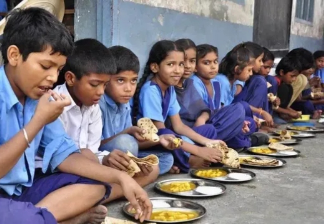 यूपी के सरकारी स्कूलों में नवंबर से बदलेगा मिड-डे मील का मेन्यू, हर शुक्रवार बच्चों को मिलेगा हलवा या उपमा
