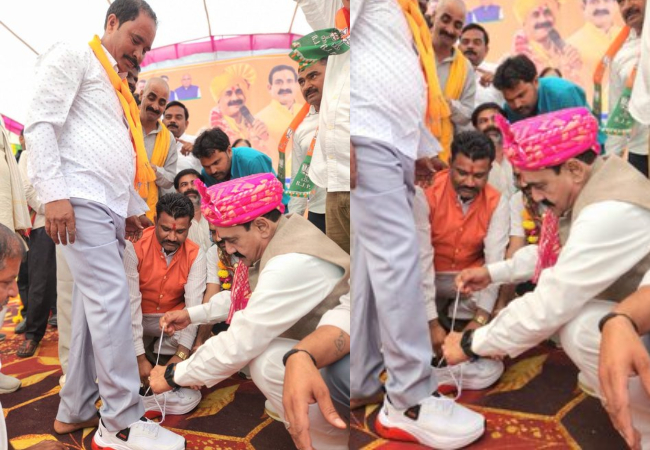 3 साल तक नंगे पैर रहा BJP कार्यकर्ता, नरोत्तम मिश्रा ने खुद पहनाए जूते; जानिए वजह