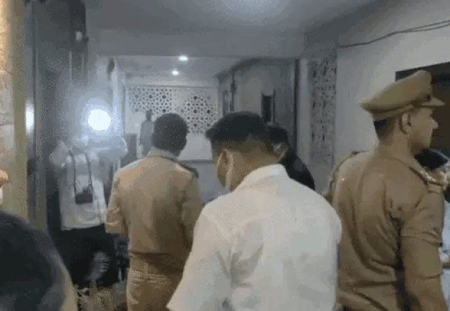 लखनऊ: 17 साल के बेटे ने मां की हत्या की, खुद पुलिस को फोन किया ; डायरी में नोट की प्लानिंग, ऑनलाइन मंगाया स्प्रे...