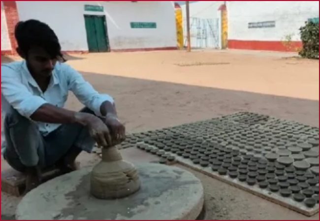 जेल में बने दीयों से जगमगाएगी अयोध्या, दीपोत्सव में कैदियों के हुनर को मिलेगा सम्मान, ‘कालिंदी’ के घी की महकेगी खुशबू