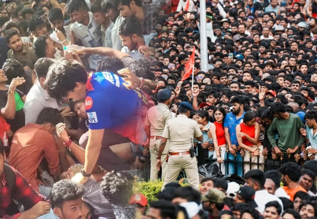 बेंगलुरु में प्रदर्शनकारियों पर पुलिस की सख्ती, धक्का देकर घसीटा और बसों में भरा
