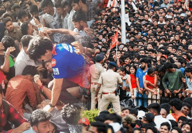 बेंगलुरु में प्रदर्शनकारियों पर पुलिस की सख्ती, धक्का देकर घसीटा और बसों में भरा