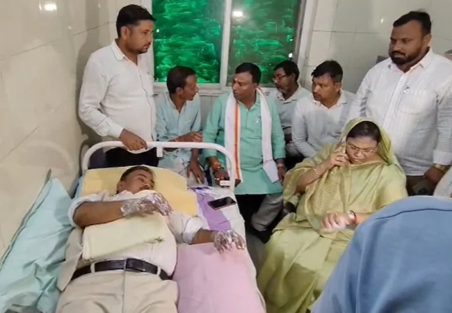उच्च शिक्षा राज्य मंत्री रजनी तिवारी बाल-बाल बचीं, विधायक बृजेश रावत के हाथ झुलसे, बीजेपी की 'मशाल यात्रा' में हादसा