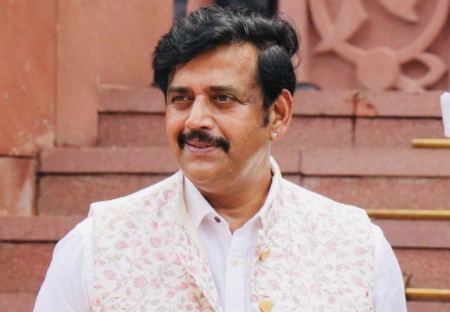 राहुल गांधी पर तंज कसते हुए रवि किशन की फिसली जुबान, बोले- आप प्रधानमुत्री बनने जा रहे है...