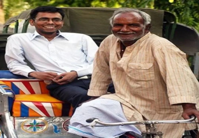 दोस्त उड़ाते थे पिता के रिक्शा चलाने का मजाक, बेटे ने पहले प्रयास में क्रैक किया UPSC और बना IAS