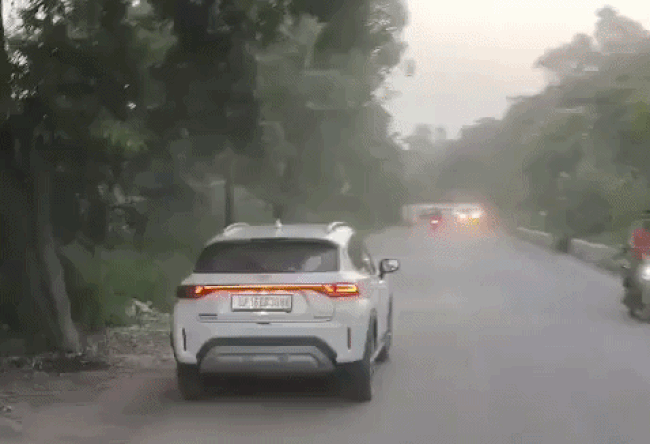 Video-प्रेमिका संग कार में पति खा रहा था मोमोज, पत्नी ने रंगे हाथों पकड़ा तो बोनट पर 100 मीटर तक दौड़ाया