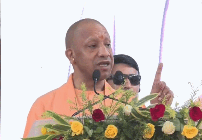सीएम योगी का सख्त निर्देश- यूपी में सफाई कर्मियों का वेतन कटा तो होगी कड़ी कार्रवाई