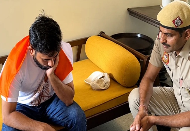 अभिजीत दीपके की दिल्ली पुलिस से हुई बहस, बोले-हम सिर्फ सेंट्रल पार्क तक जाकर तिरंगा फहराना चाहते हैं, यह कोई रैली या प्रोटेस्ट नहीं